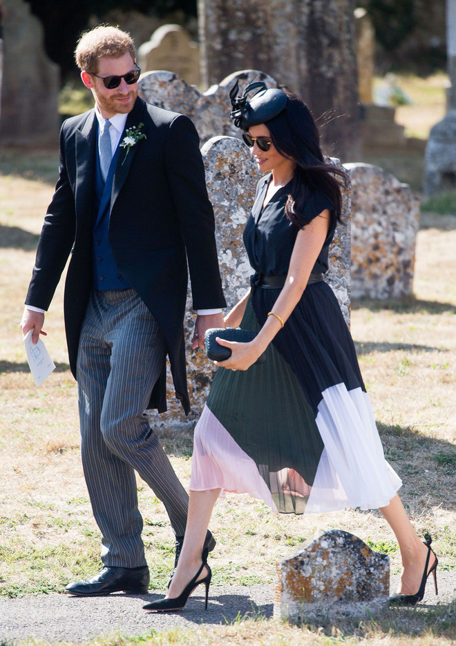 khong chi la pha luat don thuan lan dau tien ke tu khi lam cong nuong meghan markle mac phai loi trang phuc nghiem trong the nay