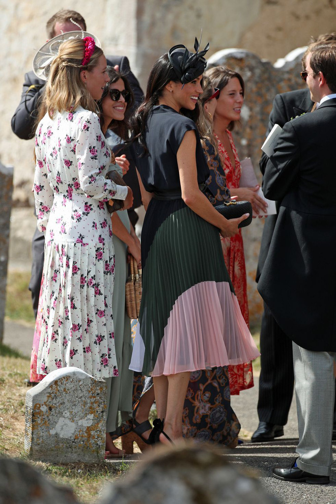 khong chi la pha luat don thuan lan dau tien ke tu khi lam cong nuong meghan markle mac phai loi trang phuc nghiem trong the nay