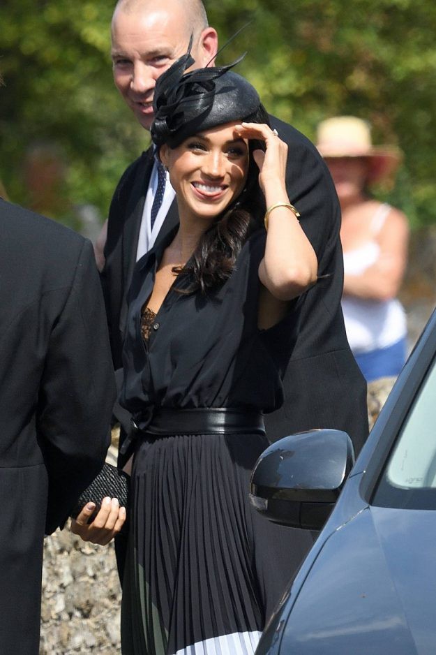 khong chi la pha luat don thuan lan dau tien ke tu khi lam cong nuong meghan markle mac phai loi trang phuc nghiem trong the nay
