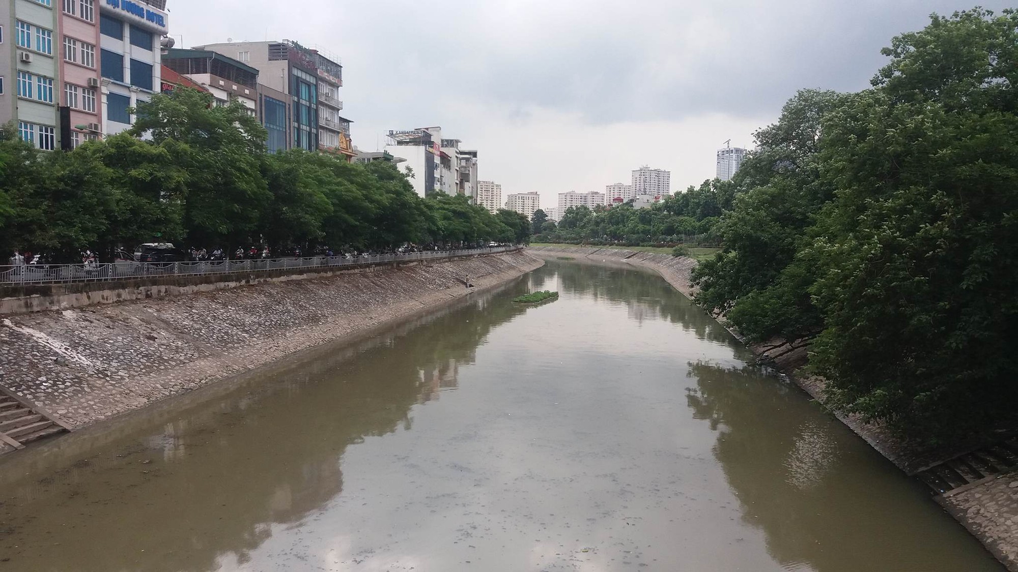 co gai tre khoa than boi ra giua song to lich nhay mua van chua tinh tao