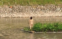 co gai tre khoa than boi ra giua song to lich nhay mua van chua tinh tao