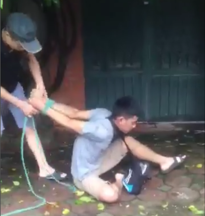 ha noi hai nguoi dan ong troi tay hanh hung mot thanh nien vi nghi trom xe may
