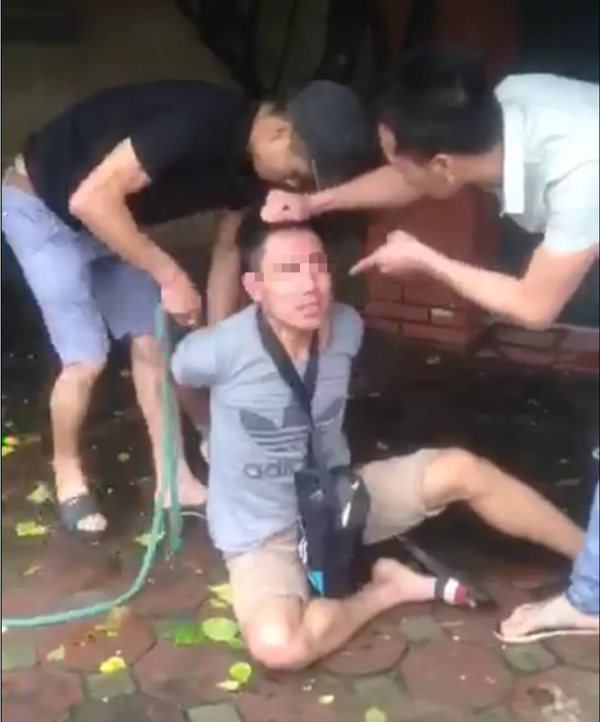 ha noi hai nguoi dan ong troi tay hanh hung mot thanh nien vi nghi trom xe may