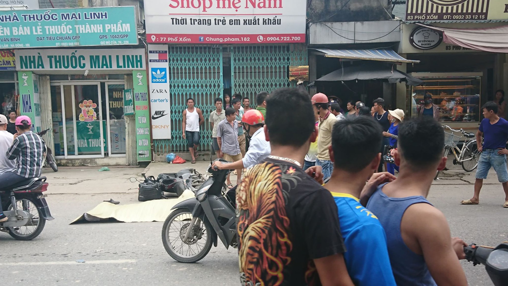 ha dong nguoi dan ong mac dong phuc grab bi cuon vao gam xe container tu vong khi dang ship hang