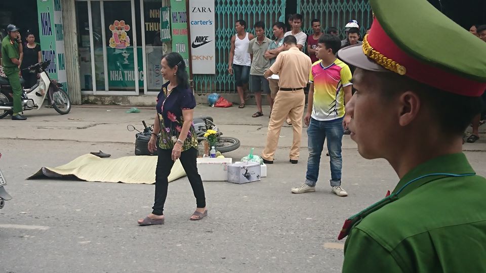 ha dong nguoi dan ong mac dong phuc grab bi cuon vao gam xe container tu vong khi dang ship hang