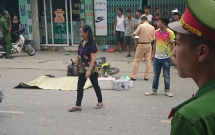 ha noi va cham voi xe container nam thanh nien di xe may mac ao grab bi keo le gan 50 met tu vong tai cho