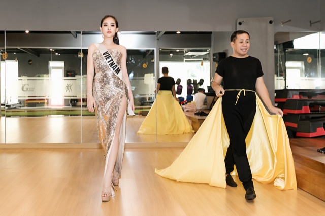 hoa hau dai duong 2017 le au ngan anh dot mat khi khoe dang voi bikini