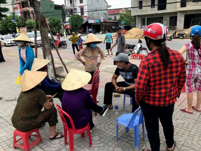 nguoi dan ha tinh dat gach ghi ten len ghe cho mua ve xem bong chuyen vtv cup