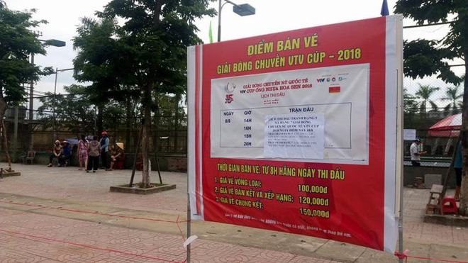 nguoi dan ha tinh dat gach ghi ten len ghe cho mua ve xem bong chuyen vtv cup