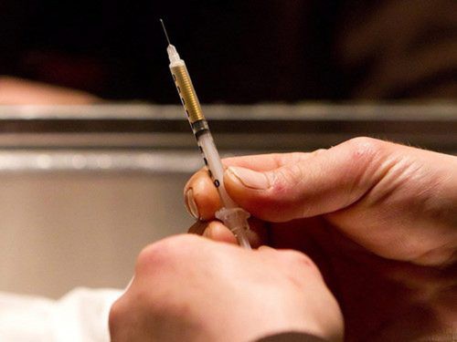 nong bo y te vao cuoc vu nguoi dan nhiem hiv nghi do bac si dung chung kim tiem o phu tho