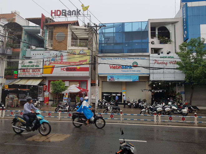 xong vao ngan hang o sai gon cuop 1 trieu dong cua khach nam thanh nien bi bat giu khi dang xoe tien ra dem