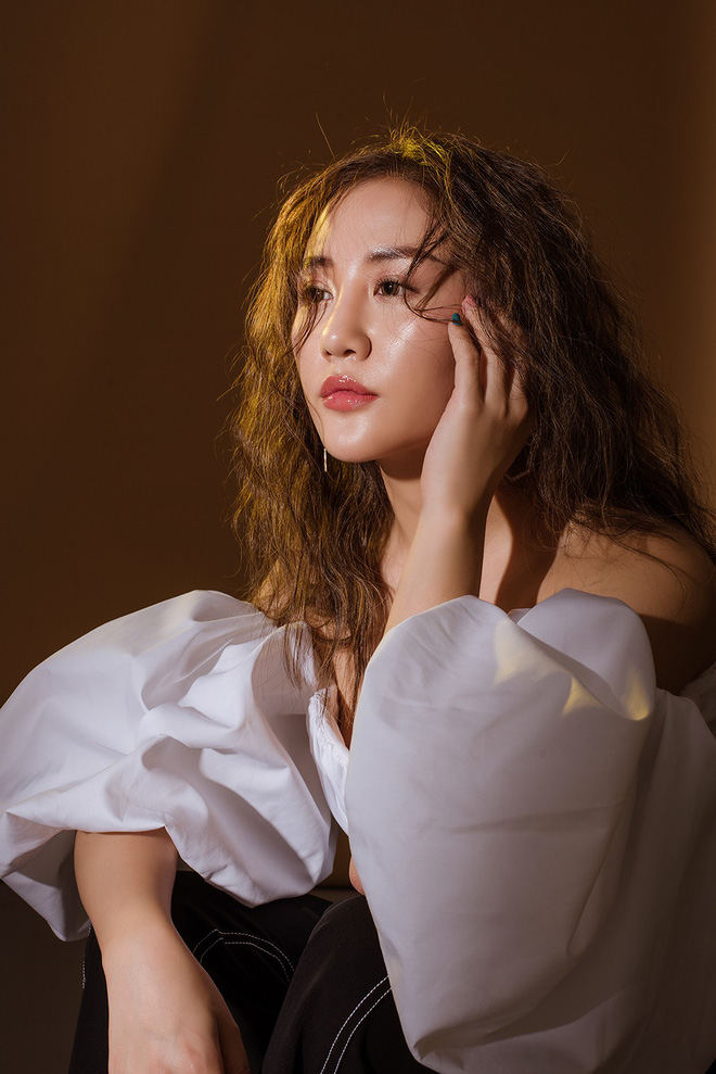 van mai huong hoa co nang ca tinh tu tin khoe vai tran quyen ru