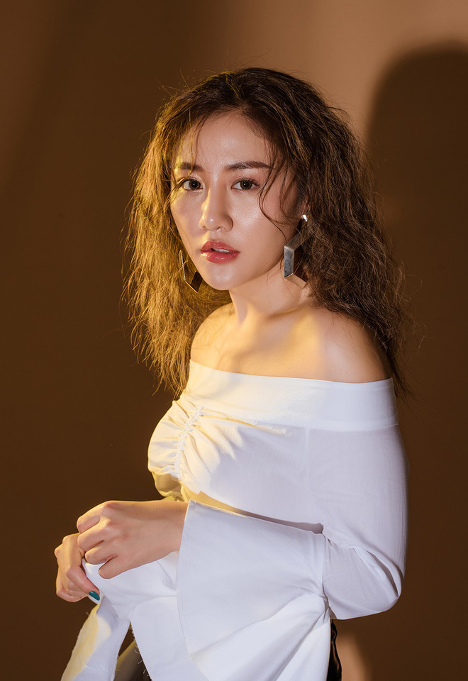 van mai huong hoa co nang ca tinh tu tin khoe vai tran quyen ru