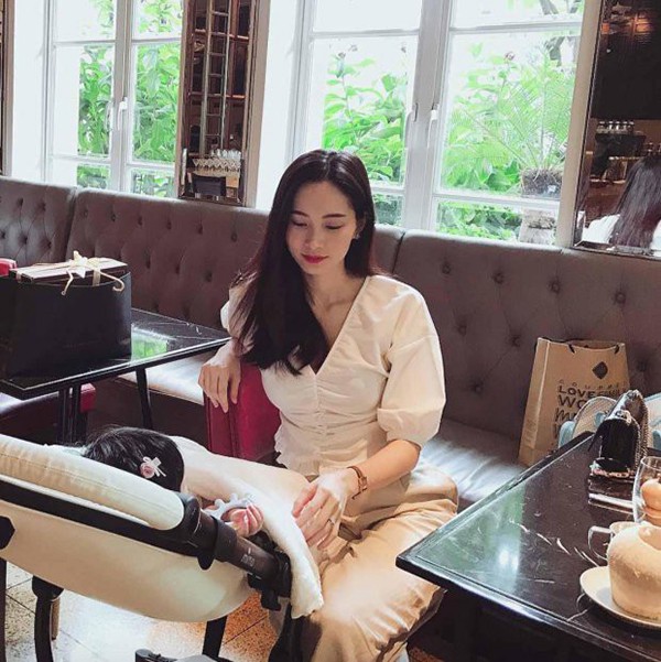 hoa hau ngoc han den tham cong khai anh dang thu thao la me bim sua thuc su