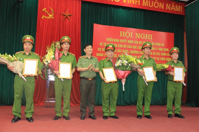 5 lanh dao tong cuc va cuc truong tu nguyen xin nghi cong tac truoc tuoi
