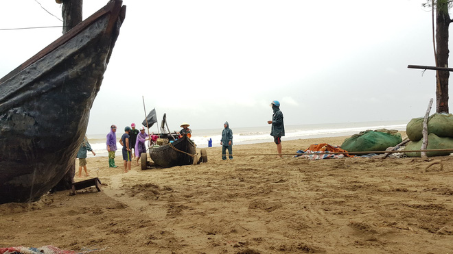 tau thuyen len bo xep hang ngay ngan tren duong pho de tranh bao do bo