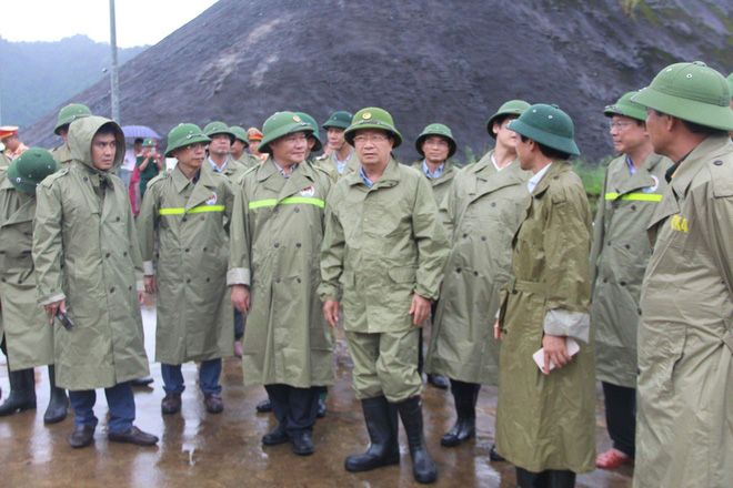 tau thuyen len bo xep hang ngay ngan tren duong pho de tranh bao do bo