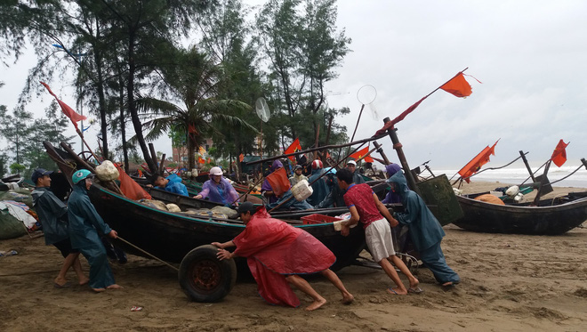 tau thuyen len bo xep hang ngay ngan tren duong pho de tranh bao do bo