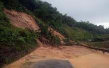 kinh hoang giay phut cau sap khien nuoc lu cuon 2 quan nhan campuchia