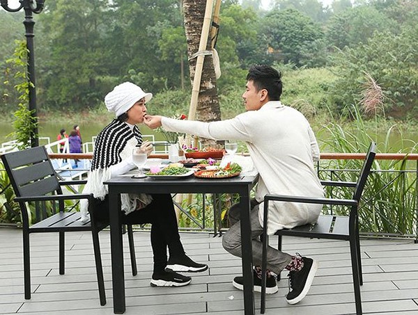 hanh dong cua kieu minh tuan danh cho vo hon 18 tuoi o chon dong nguoi gay chu y