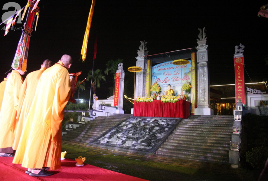 hang nghin nguoi con nghen ngao khi nhac den cong on cha me trong le vu lan bao hieu
