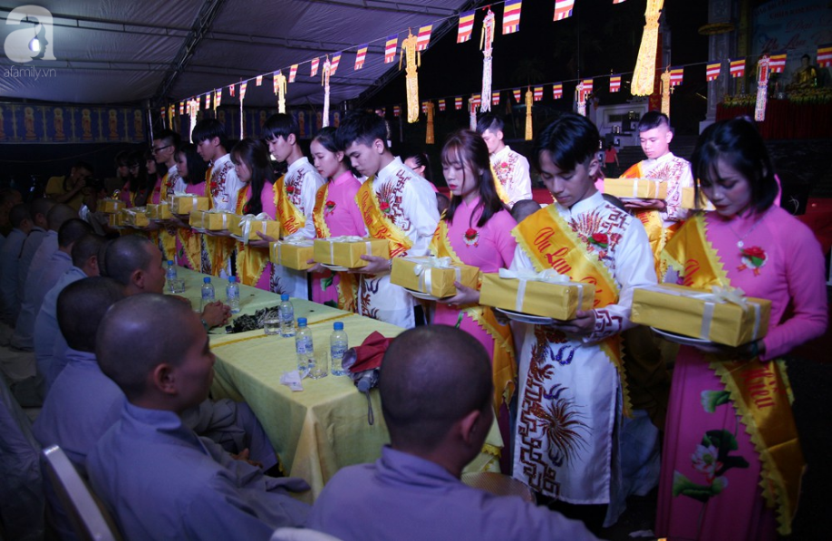 hang nghin nguoi con nghen ngao khi nhac den cong on cha me trong le vu lan bao hieu