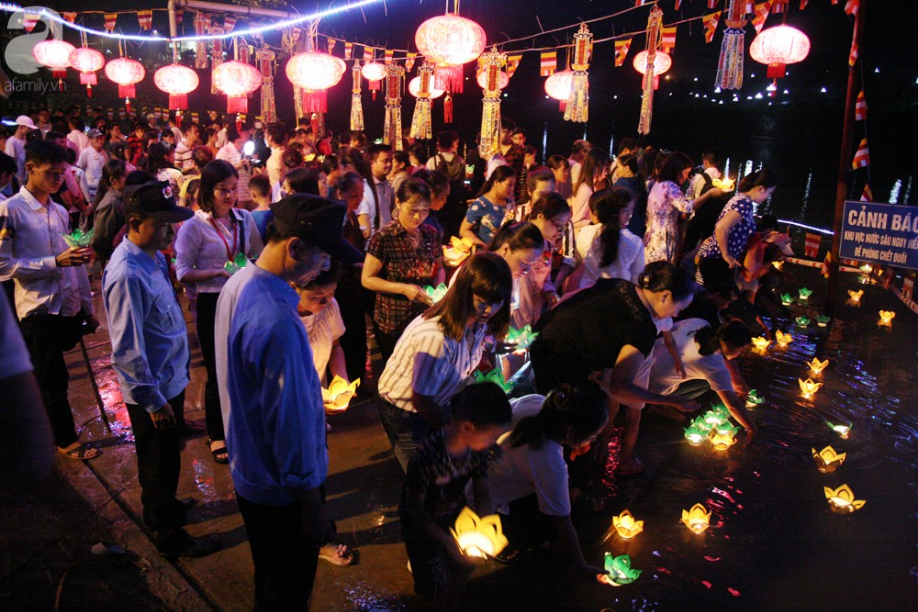 hang nghin nguoi con nghen ngao khi nhac den cong on cha me trong le vu lan bao hieu
