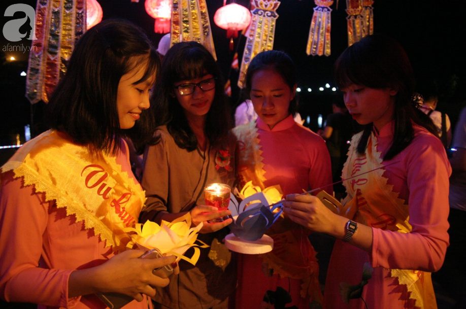 hang nghin nguoi con nghen ngao khi nhac den cong on cha me trong le vu lan bao hieu