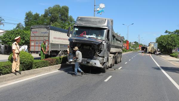 hue xe ho vo huc xe container lam hang chuc tan trai cay roi xuong duong