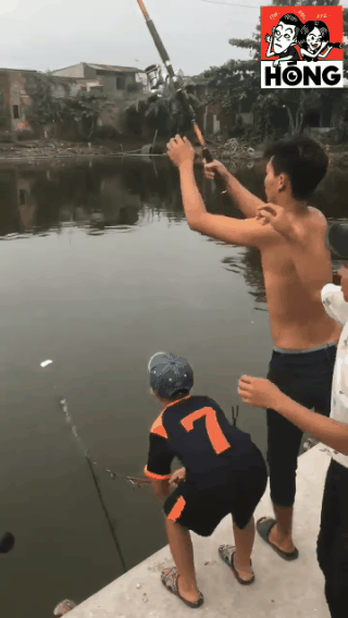 can thu 10 tuoi keo thanh cong con ca bu gan bang nguoi