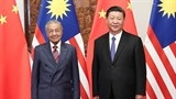 hinh anh thu tuong malaysia 94 tuoi dua vo di hen ho gay sot mang xa hoi
