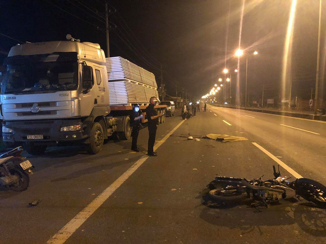 tong vao duoi xe dau keo nam thanh nien 23 tuoi nga vang ra giua duong tu vong