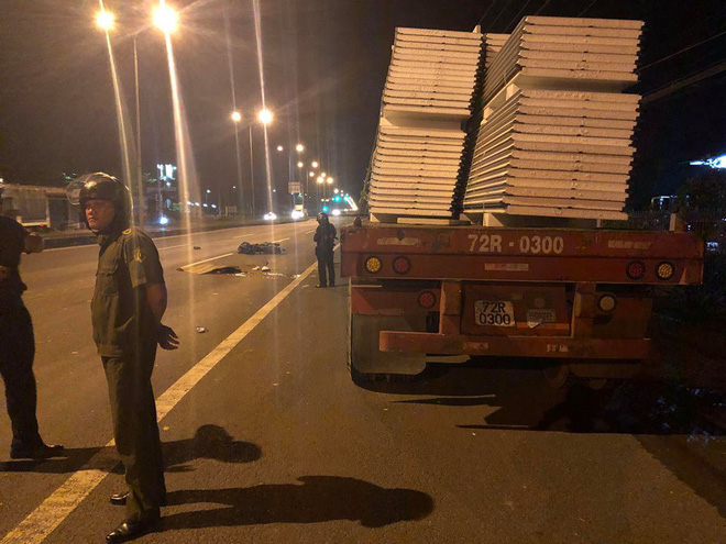 tong vao duoi xe dau keo nam thanh nien 23 tuoi nga vang ra giua duong tu vong