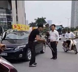 ha noi gio the do thach thuc sau va cham giao thong tai xe o to bi thanh nien di xe may danh nhap vien