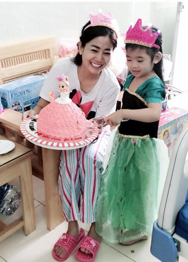 quyen linh di chan dat ngoi bet xuong san nha khi den tham hoi mai phuong