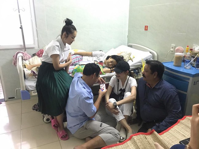 quyen linh di chan dat ngoi bet xuong san nha khi den tham hoi mai phuong