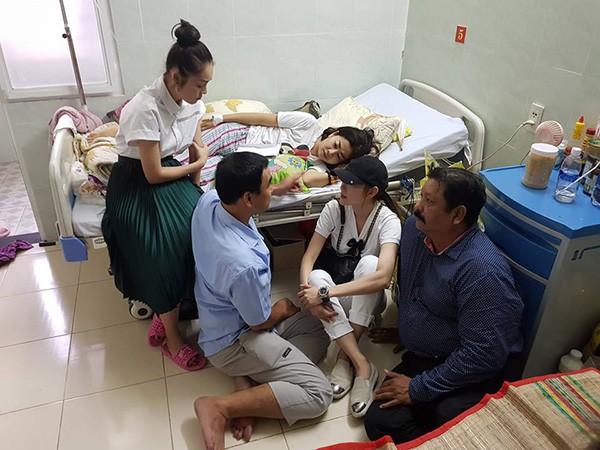 quyen linh di chan dat ngoi bet xuong san nha khi den tham hoi mai phuong