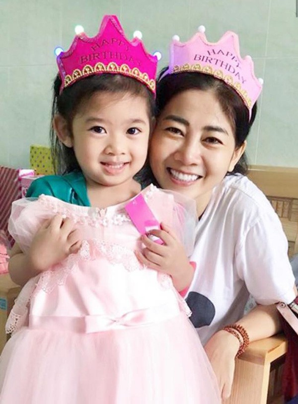 quyen linh di chan dat ngoi bet xuong san nha khi den tham hoi mai phuong