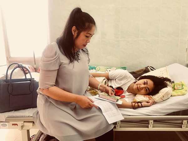 quyen linh di chan dat ngoi bet xuong san nha khi den tham hoi mai phuong