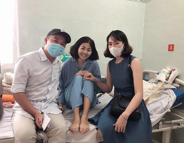 quyen linh di chan dat ngoi bet xuong san nha khi den tham hoi mai phuong