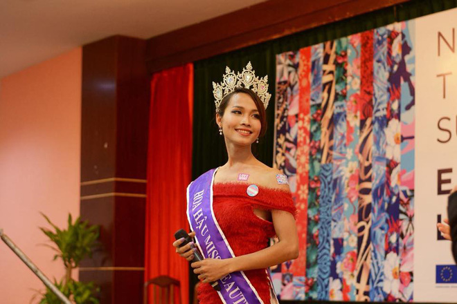 hoa hau chuyen gioi dau tien cua viet nam cong viec lan dan bi dong nghiep soi moi