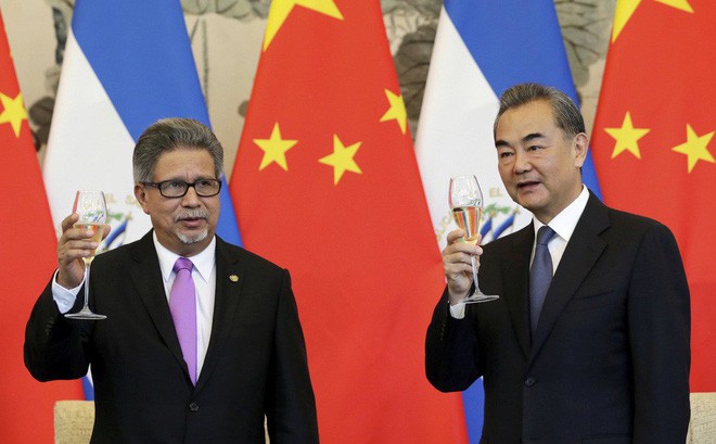 mat dong minh dai loan an y con co 2 ong lon chong lung dao nay