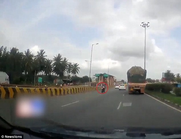 clip bo me nga vang xuong duong vi tai nan con nho ngo ngac tren xe may phong vun vut