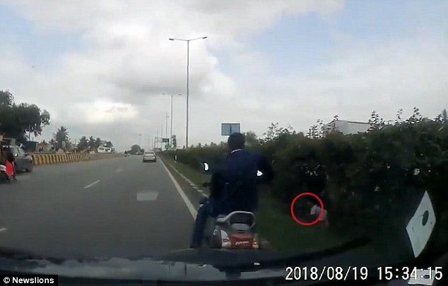 clip bo me nga vang xuong duong vi tai nan con nho ngo ngac tren xe may phong vun vut