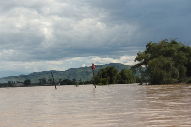 bao so 4 di qua nang da len nhung nuoc van chua rut khien cuoc song nguoi dan nghe an dao lon