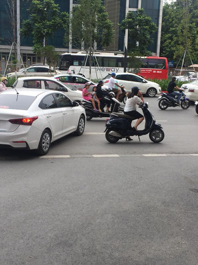 giua dong xe voi va su xuat hien cua nguoi phu nu tro thanh khoi nguon moi buc xuc