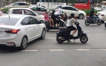 giua dong xe voi va su xuat hien cua nguoi phu nu tro thanh khoi nguon moi buc xuc