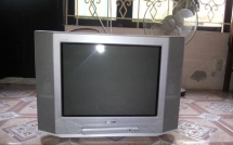 nam thanh nien sat hai da man hang xom lay chiec tivi cu