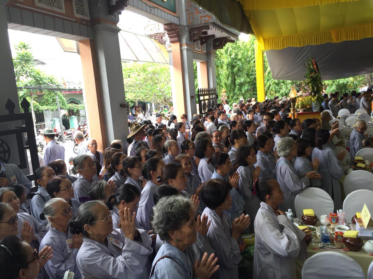 nhung hinh anh dep trong ngay le vu lan tai co do hue
