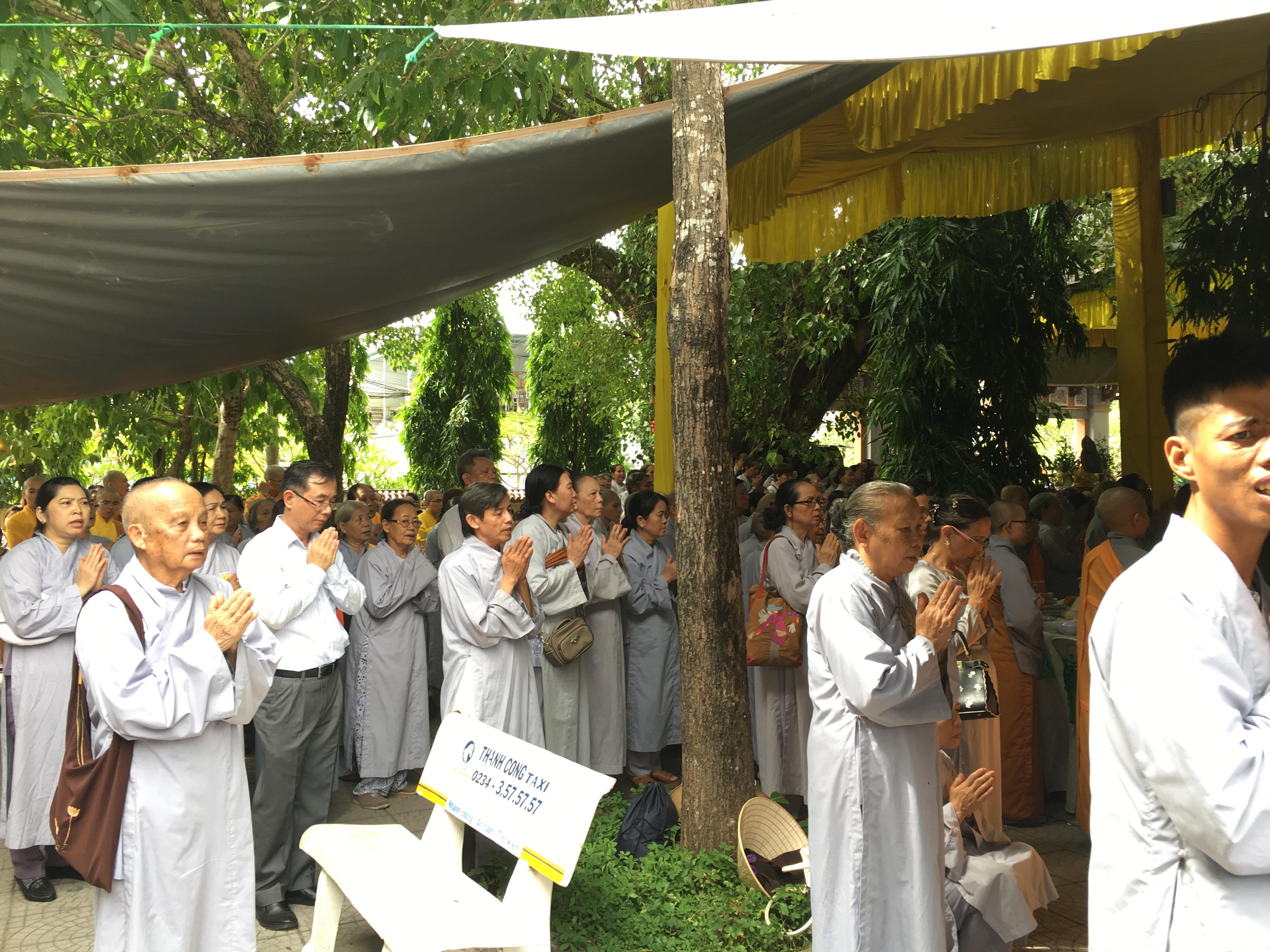 nhung hinh anh dep trong ngay le vu lan tai co do hue